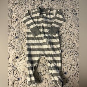 Moon & Back by Hanna Andersson - Gray and White Striped Footie - 3-6M